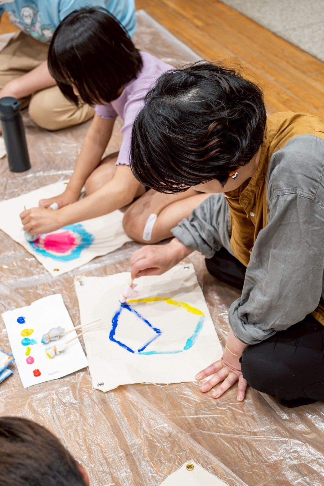 子どもたちと並んで制作する大人