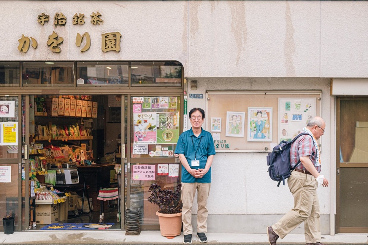 お茶のかをり園の店先。店主の隣の掲示板に作品が展示されている